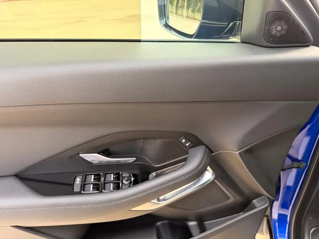 Jaguar E-PACE — миниатюра 6