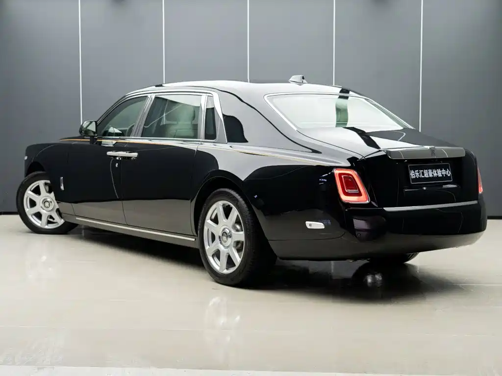 Rolls-Royce Phantom — миниатюра 5