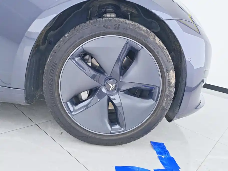 Tesla Model 3 — миниатюра 6