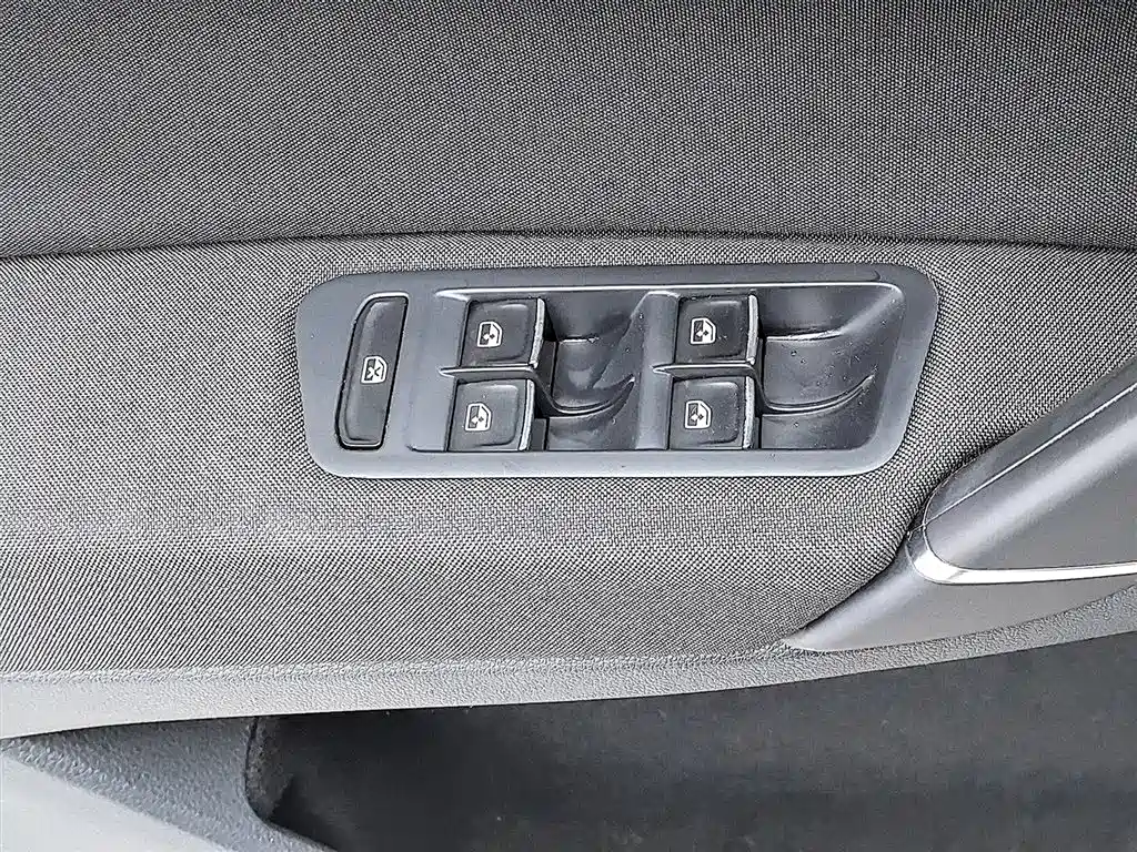 Volkswagen Golf · 2016 230TSI AT
