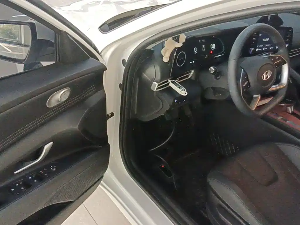 Hyundai Elantra — миниатюра 16