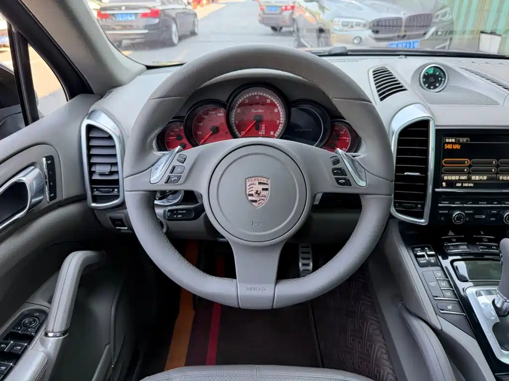 Porsche Cayenne — миниатюра 5