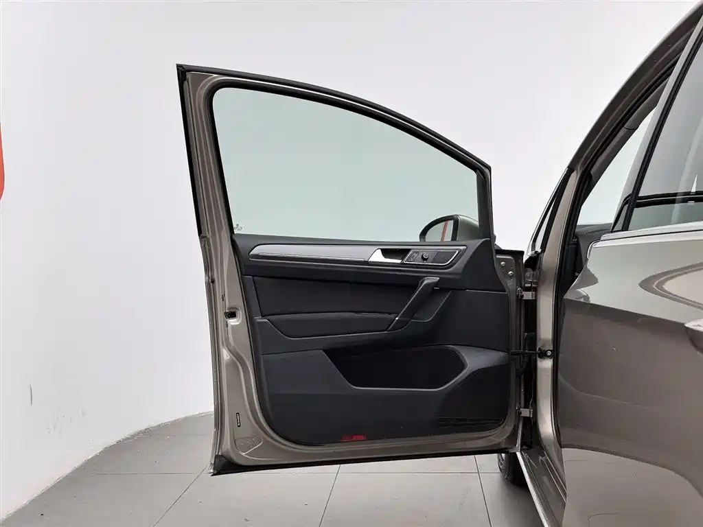 Volkswagen Golf · 2016 230TSI AT