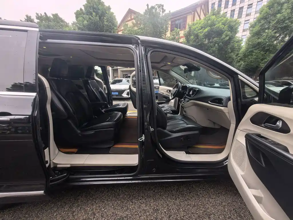 Chrysler Grand Voyager (Import) — миниатюра 7