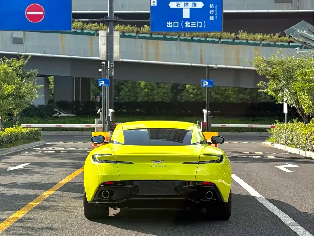Aston Martin DB11 — миниатюра 8