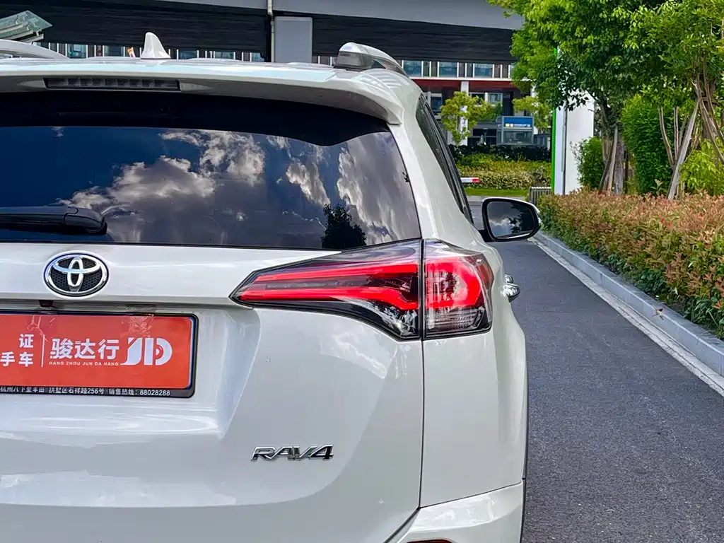 Toyota RAV4 — миниатюра 7