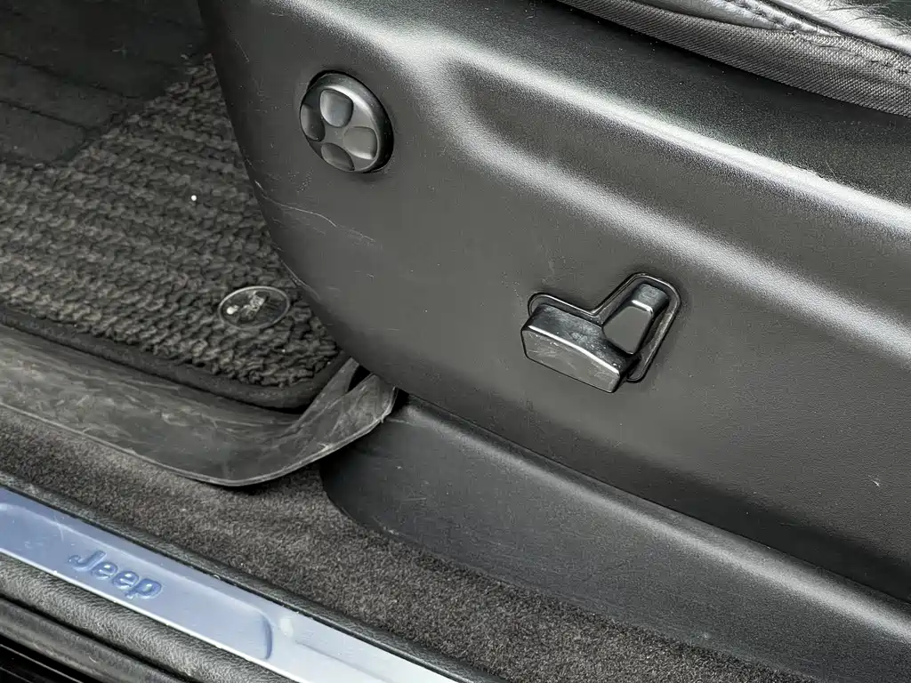 Jeep Grand Cherokee (Import) — миниатюра 21