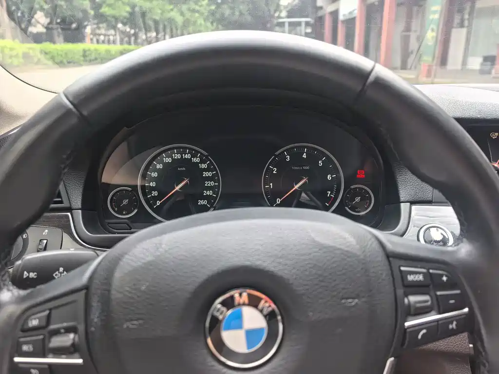BMW 5 Series — миниатюра 12