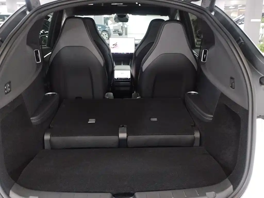 Tesla Model Y L — миниатюра 7
