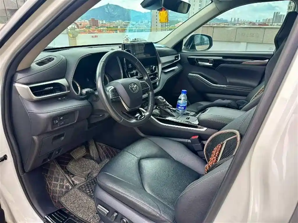 Toyota Highlander 2022 2.5L Luxury 7 мест