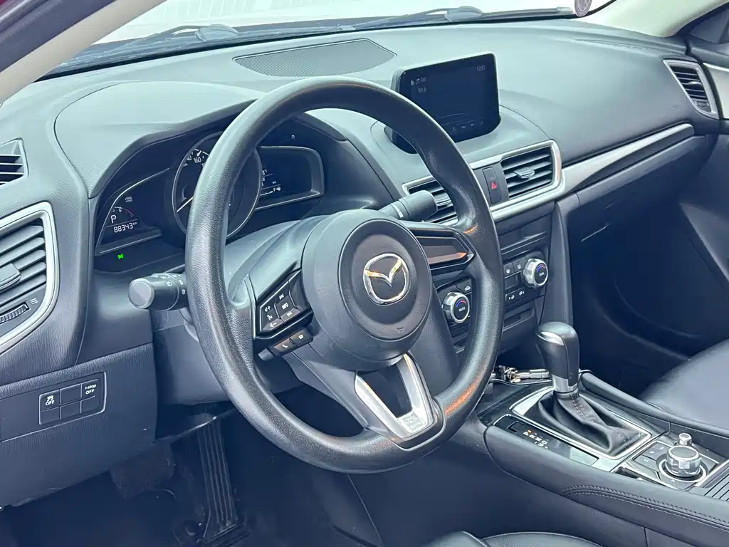 Mazda Mazda3 3 2017 1.5L AT Luxury V