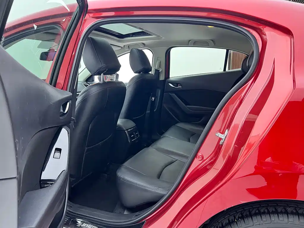 Mazda Mazda3 3 2017 1.5L AT Luxury V