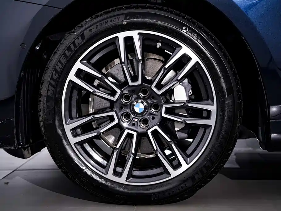 BMW 5 Series — миниатюра 11