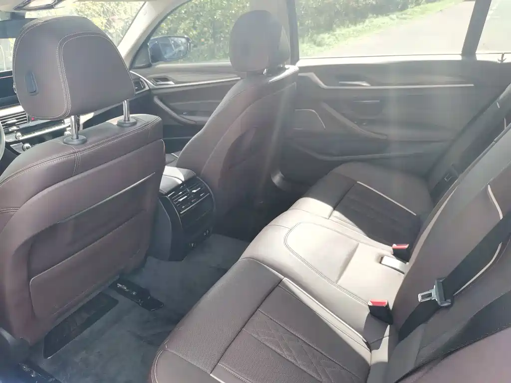 BMW 5 Series — миниатюра 12