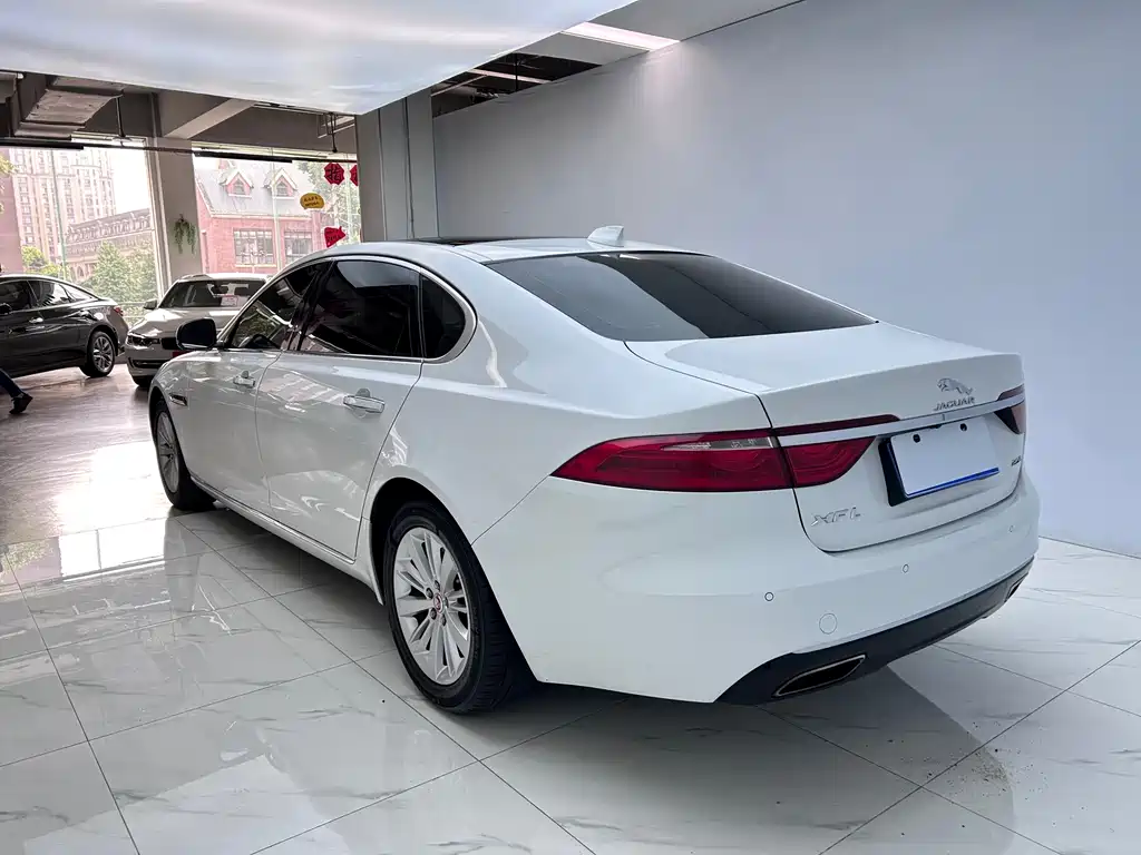 Jaguar XFL — миниатюра 5
