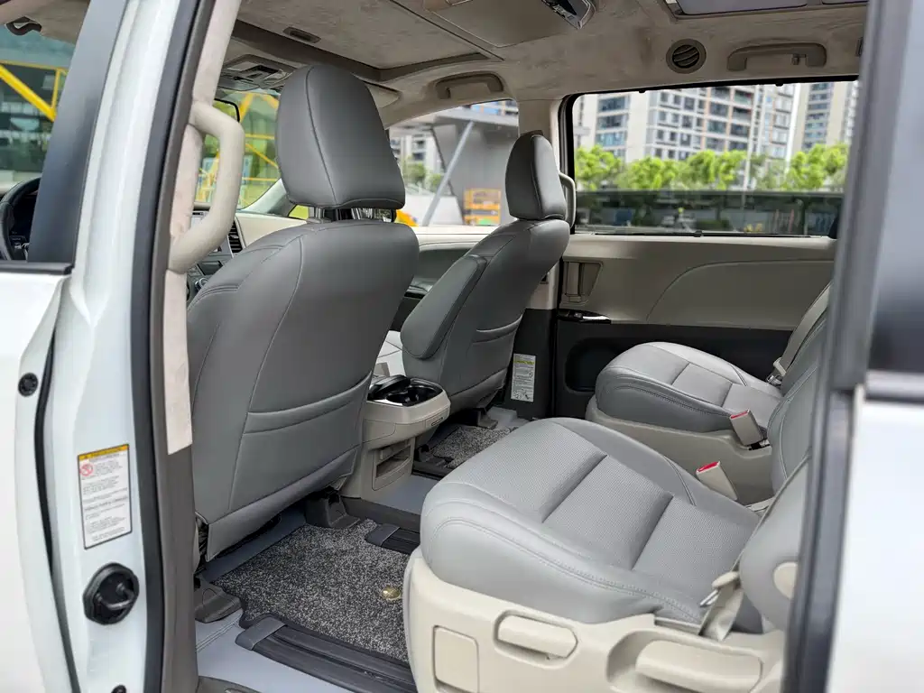 Toyota Sienna — миниатюра 8
