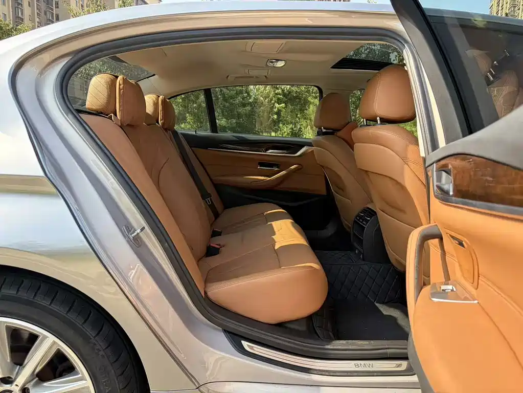 BMW 5 Series — миниатюра 10