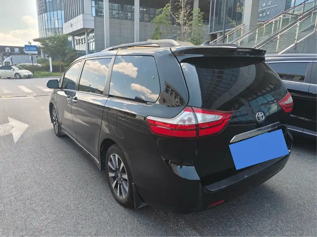 Toyota Sienna — миниатюра 8