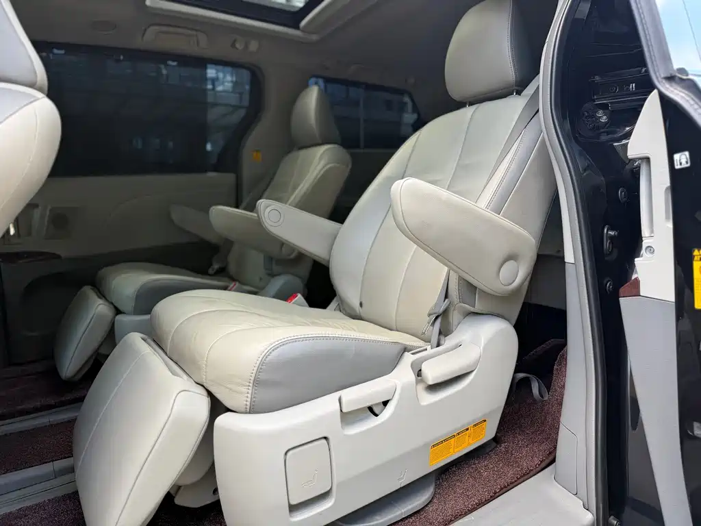 Toyota Sienna — миниатюра 12