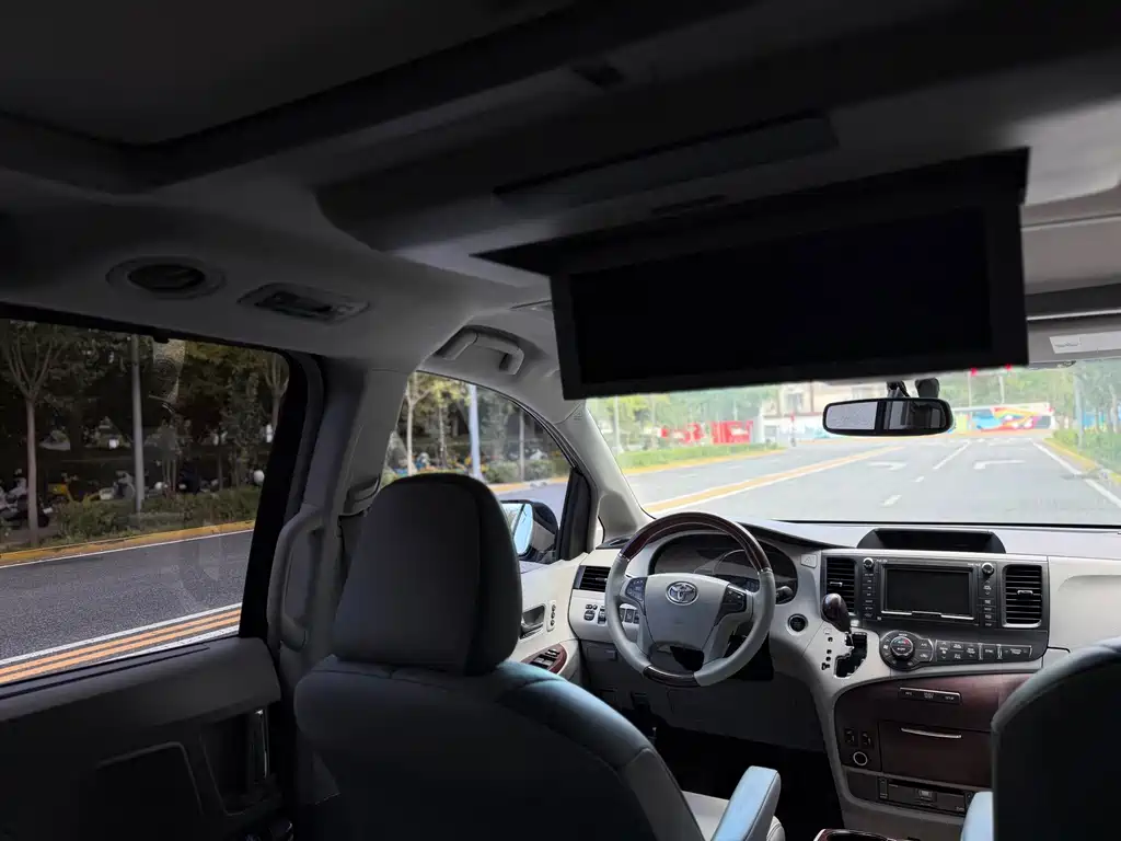 Toyota Sienna — миниатюра 15