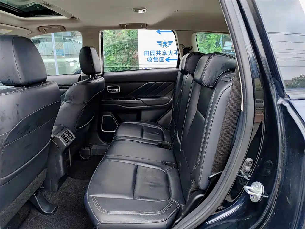 MITSUBISHI OUTLANDER