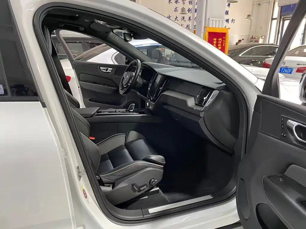 VOLVO XC60 PLUG IN HYBRID