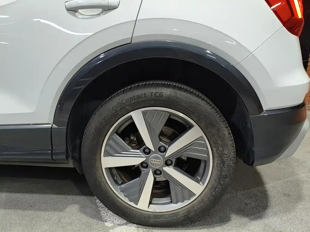 Audi Q2L e-tron — миниатюра 15