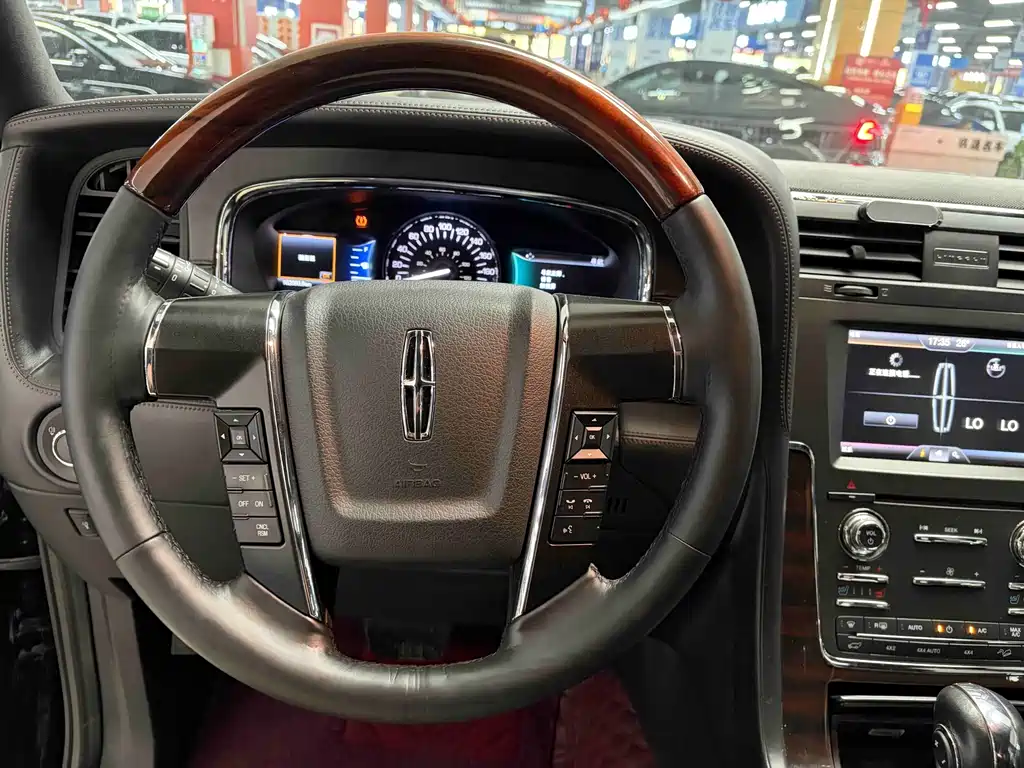 Lincoln Navigator — миниатюра 11