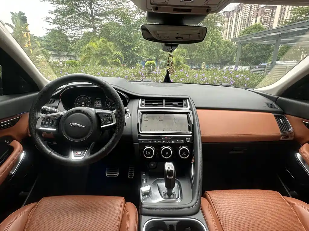 Jaguar E-PACE — миниатюра 8