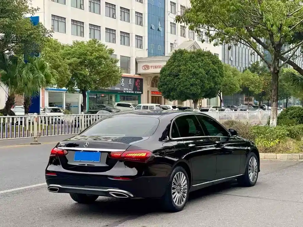 MERCEDES-BENZ E CLASS