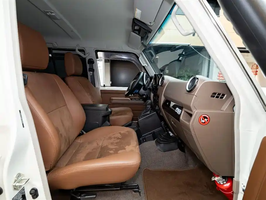 Toyota Land Cruiser LC76 2025 4.0L AT