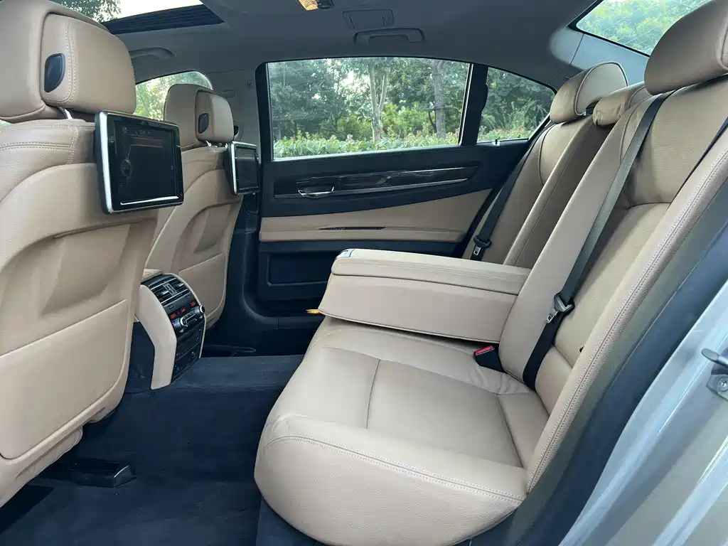 BMW 7 Series — миниатюра 20