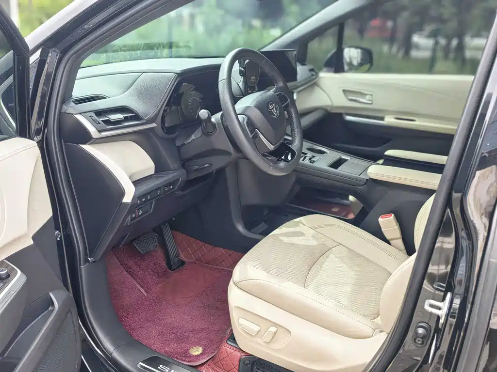 Toyota Sienna 2.5L Hybrid Premium Edition, фото 4