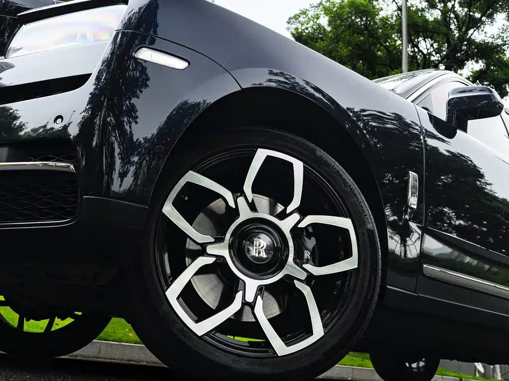 Rolls-Royce Cullinan 2018 мест