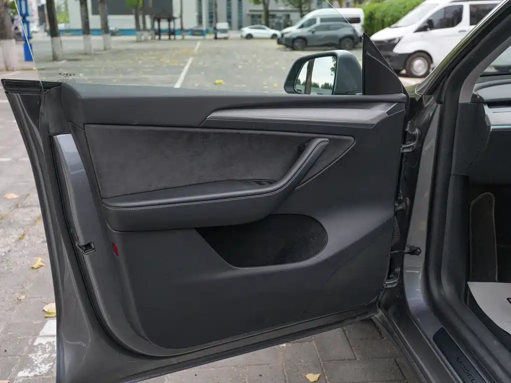 Tesla Model Y — миниатюра 16