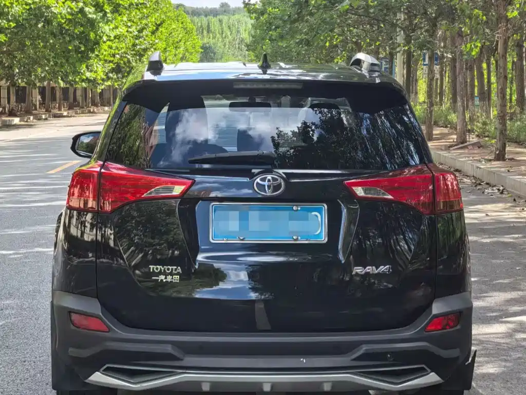 Toyota RAV4 — миниатюра 5