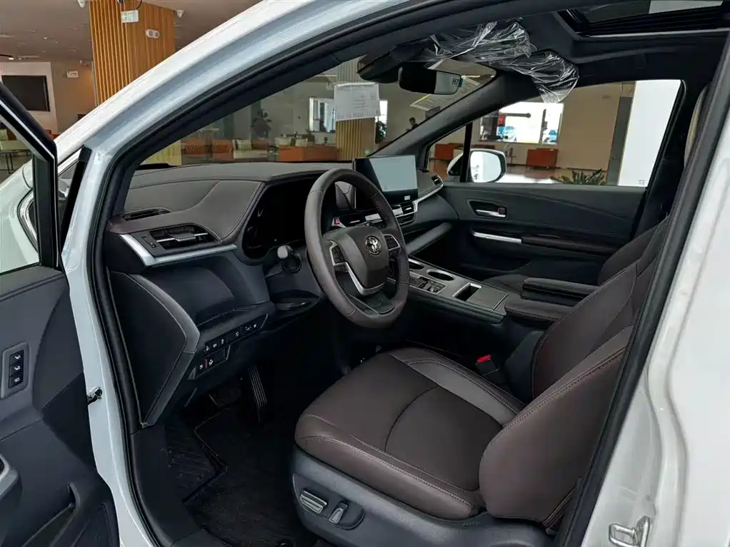 Toyota Granvia 2026 2.5L Luxury PLUS