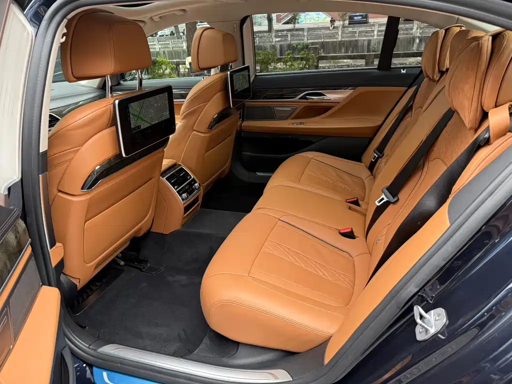 BMW 7 Series — миниатюра 19