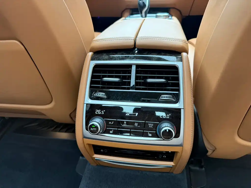 BMW 7 Series — миниатюра 12
