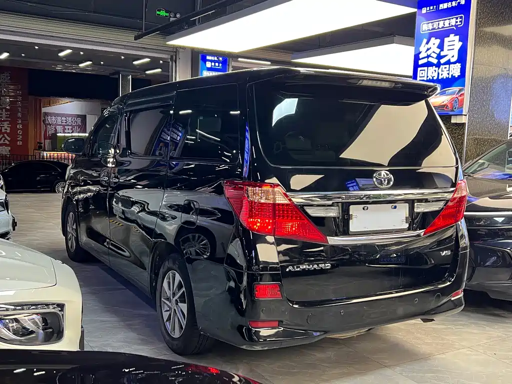 Toyota Alphard — миниатюра 13