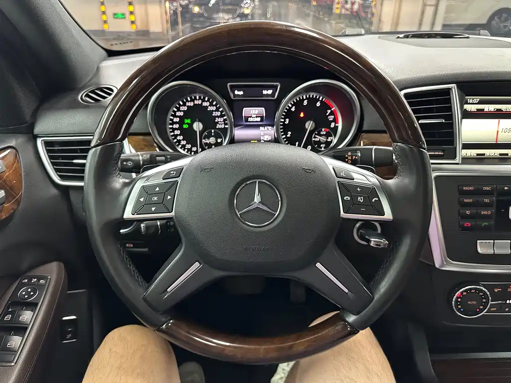 Mercedes-Benz M-Class — миниатюра 10