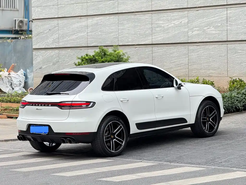 PORSCHE MACAN