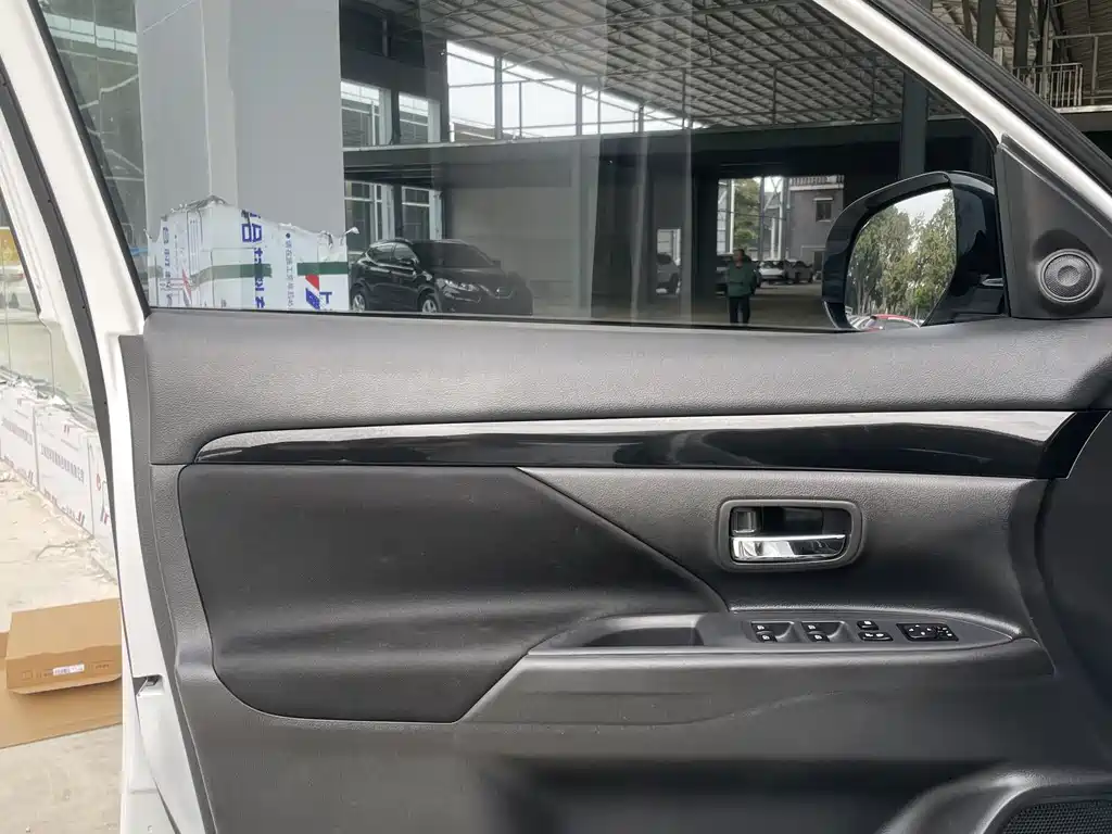 MITSUBISHI OUTLANDER