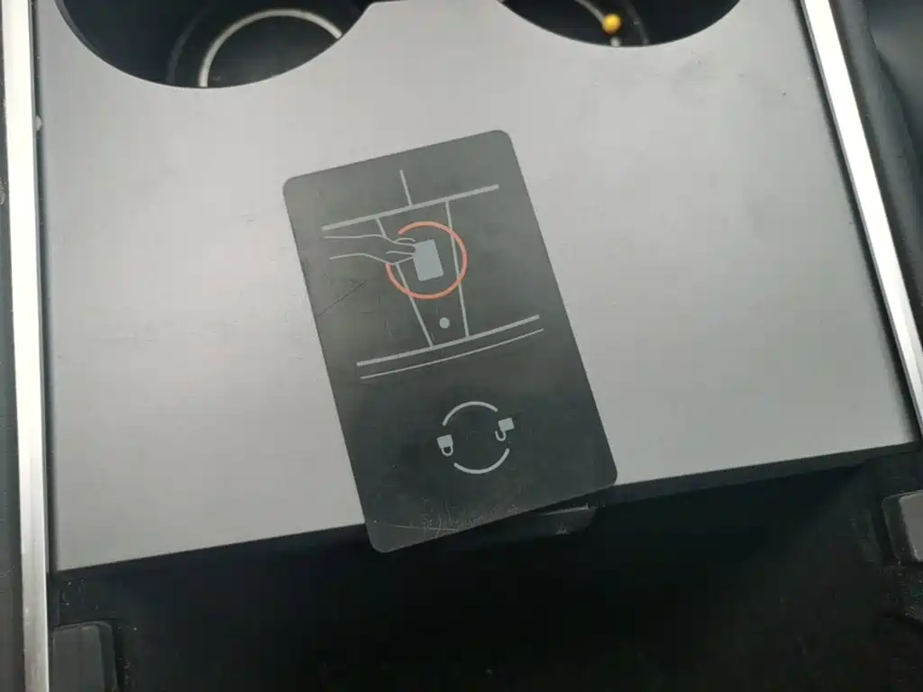 Tesla Model Y — миниатюра 9