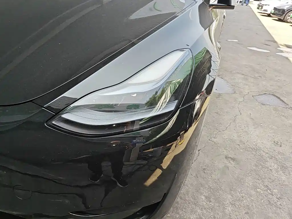 Tesla Model Y — миниатюра 24
