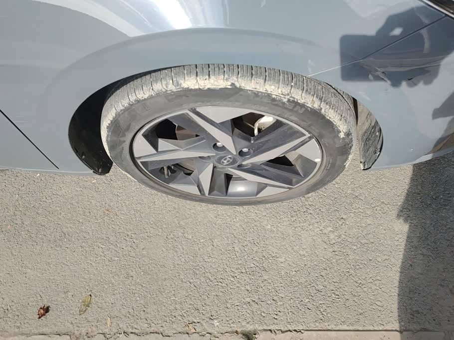 Hyundai Elantra 1.5 л 2021 г. Серебристо-серый, пробег 34800 км