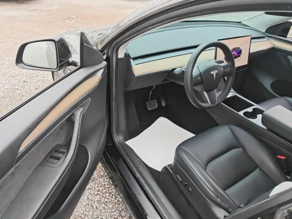 Tesla Model Y — миниатюра 16