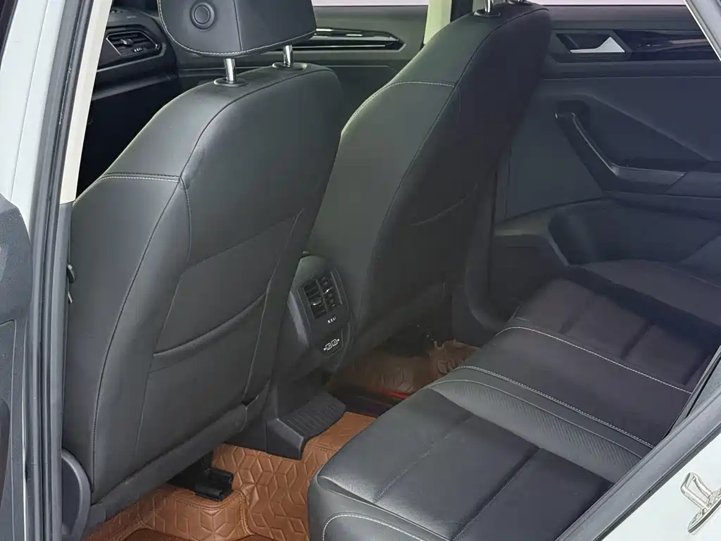 Volkswagen T-Roc — миниатюра 8
