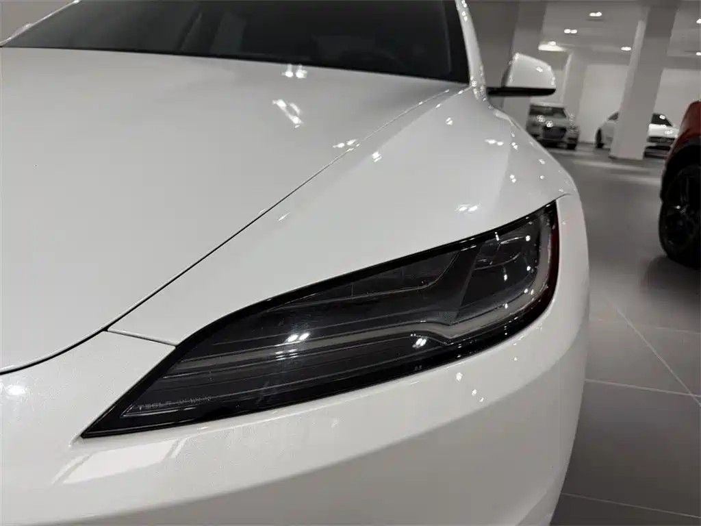 Tesla Model 3 — миниатюра 10
