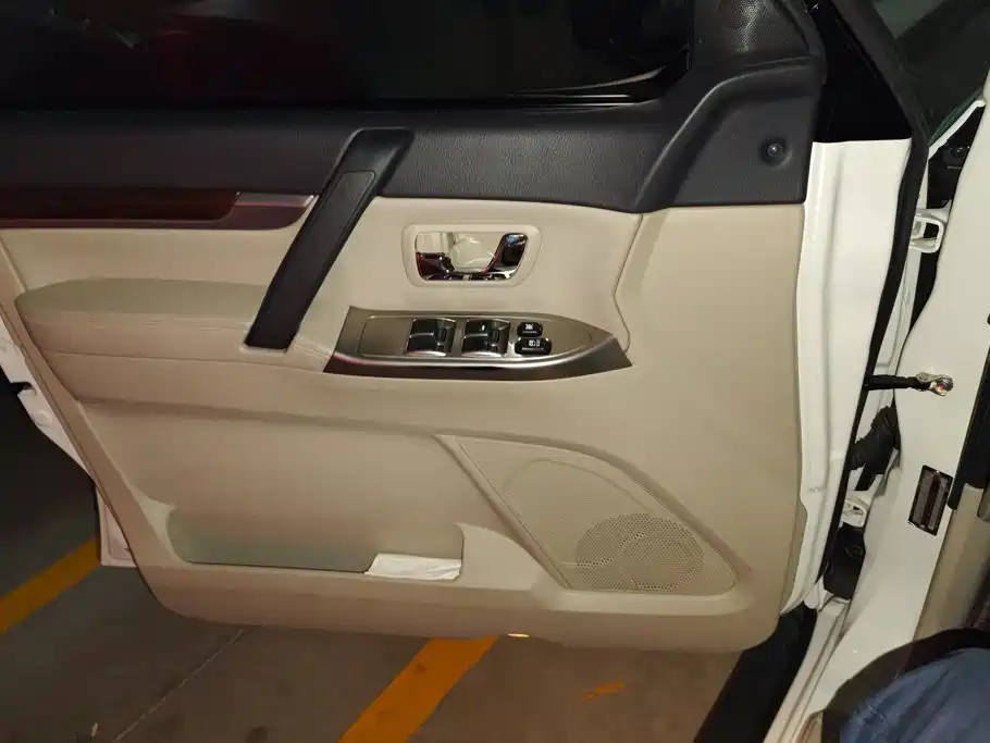 Mitsubishi Pajero (Import) — миниатюра 7